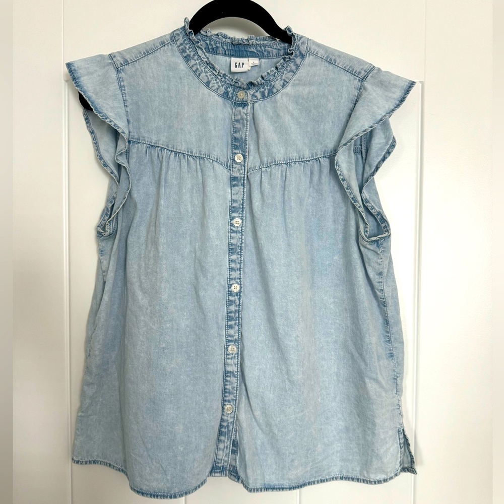 GAP Sleeveless, Denim, Button-up, Ruffled top sz Large.